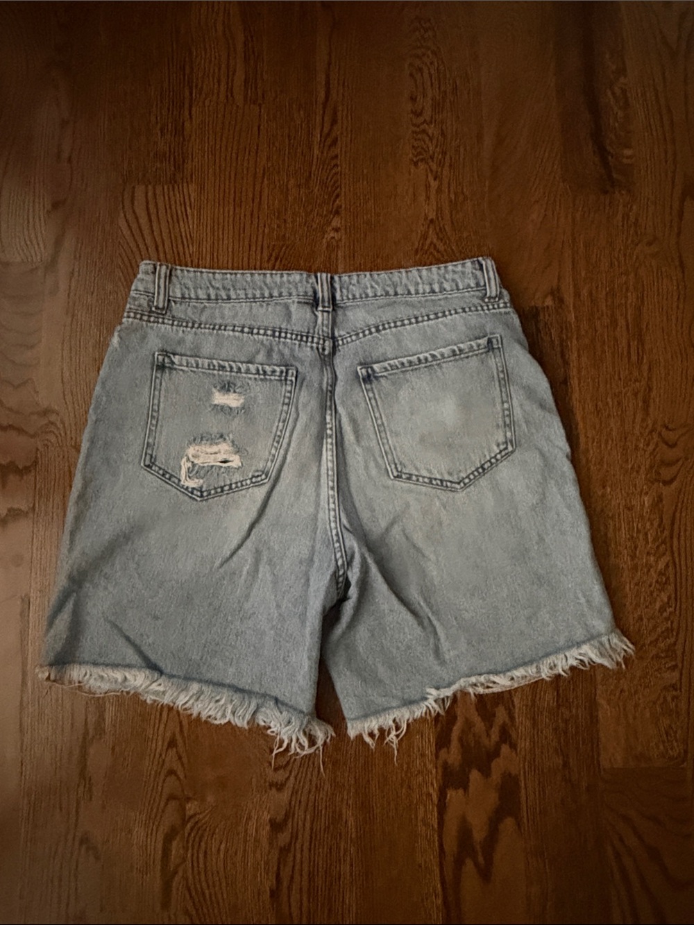 Zenana Outfitters Light Wash Distressed Denim Shorts medium - Picture 4 of 9
